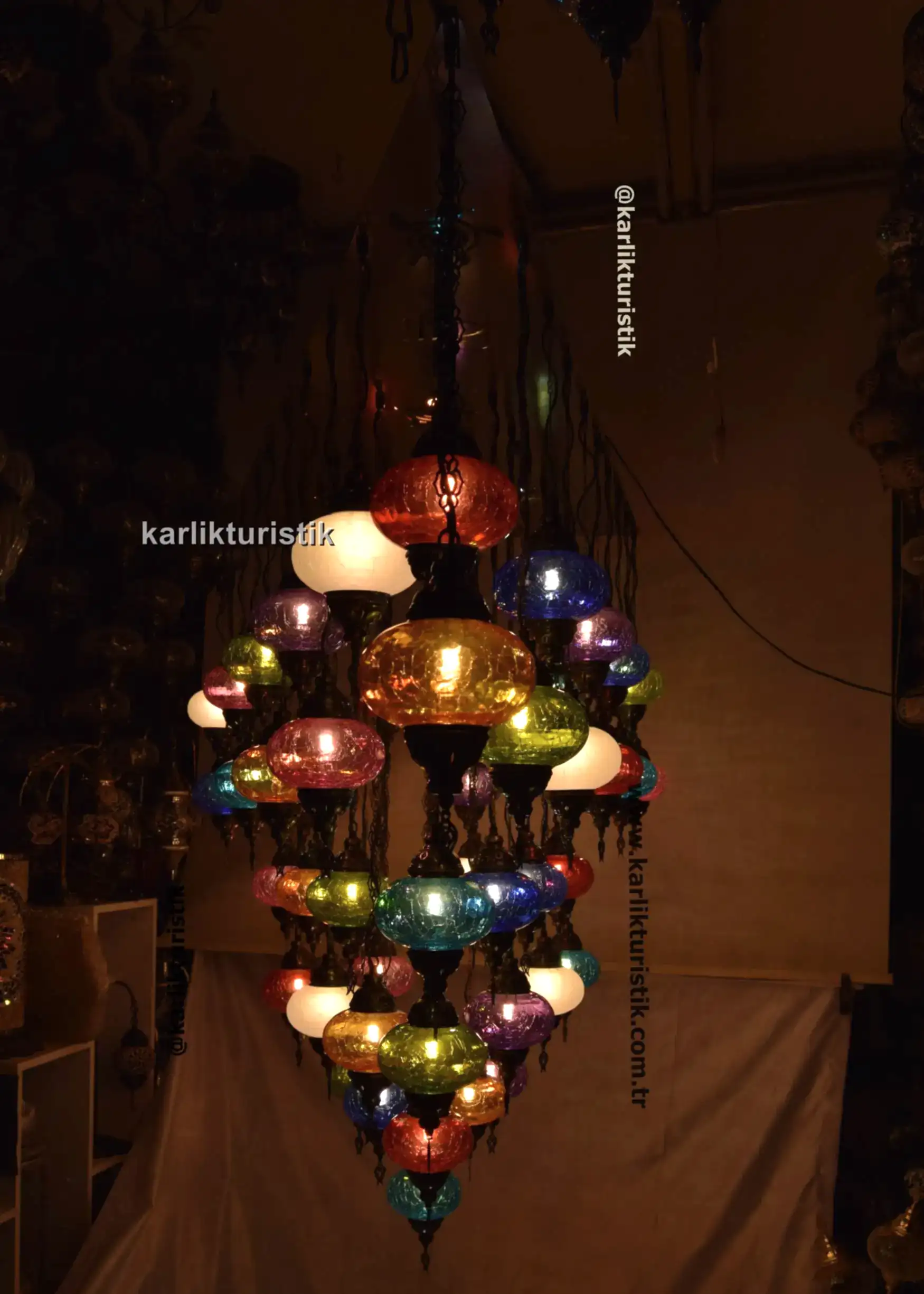 özel tasarım logolu sarkıt avize ,firmaya özel tasarım avize üçgen aydınlatma bar üstü